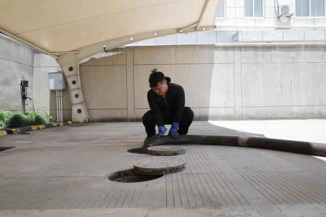 “掏二代”上班开清粪车下班开奔驰 95后女友千里奔现支持