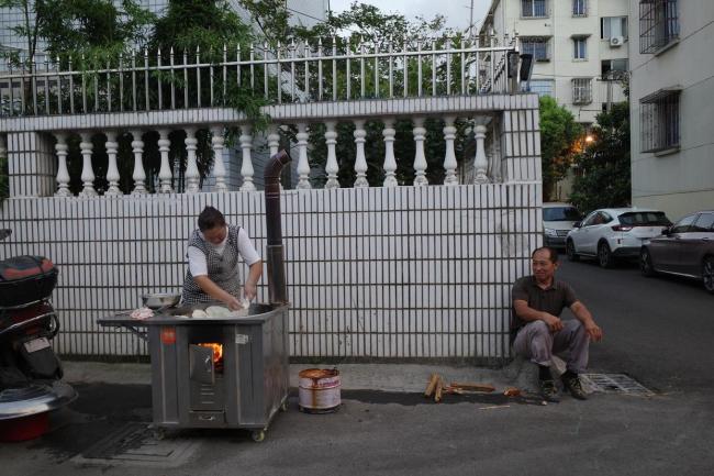“掏二代”上班开清粪车下班开奔驰 95后女友千里奔现支持